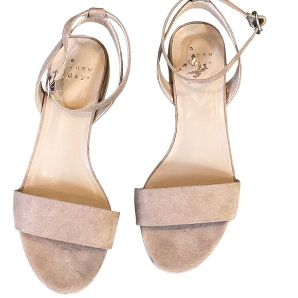 A New Day Women's Winona Ankle Strap Low Block Heel Sandals Taupe Sz 7 #281G - Picture 2 of 9